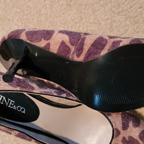 Giraffe patterned pumps. Super cute! - Picture 3 of 4